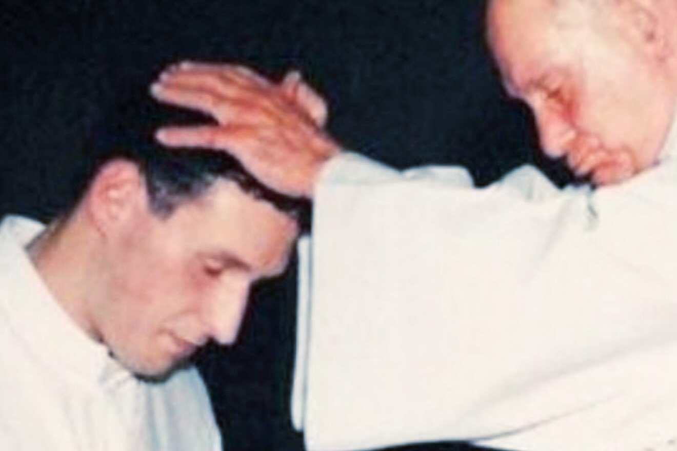 A vocação de Padre Marcelo surgiu após uma experiência profunda de reconexão espiritual. Em 1994, foi ordenado sacerdote pela Diocese de Santo Amaro. Desde o início, seu estilo carismático e acolhedor atraiu multidões. Ele não apenas pregava — ele tocava corações. Seu lema: “Evangelizar com alegria e ousadia.
