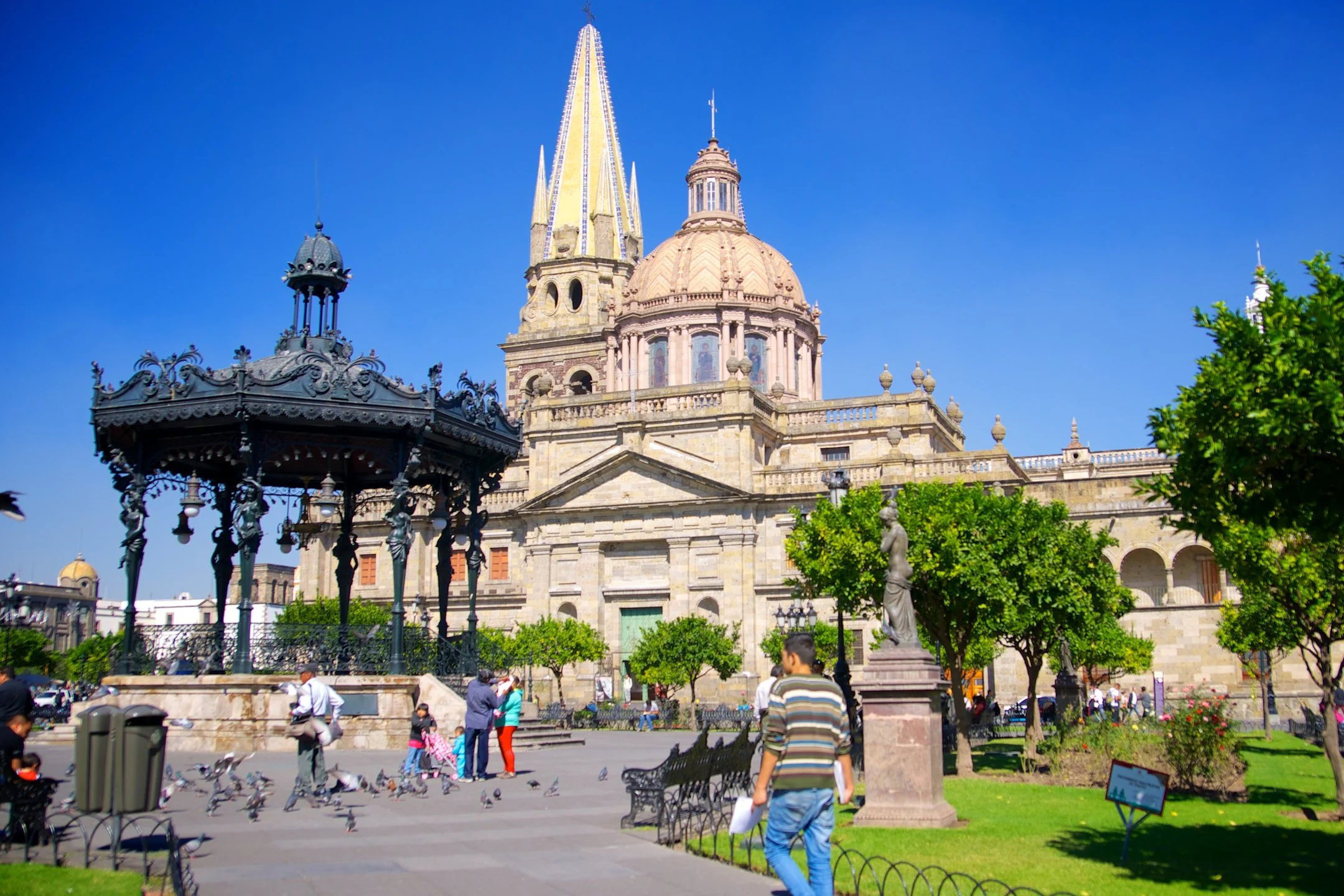 Primavera e outono, por sua vez, são estações amenas que tornam a cidade atraente o ano todo. Assim, praças e parques ganham vida com atividades ao ar livre e encontros culturais durante estes períodos. 