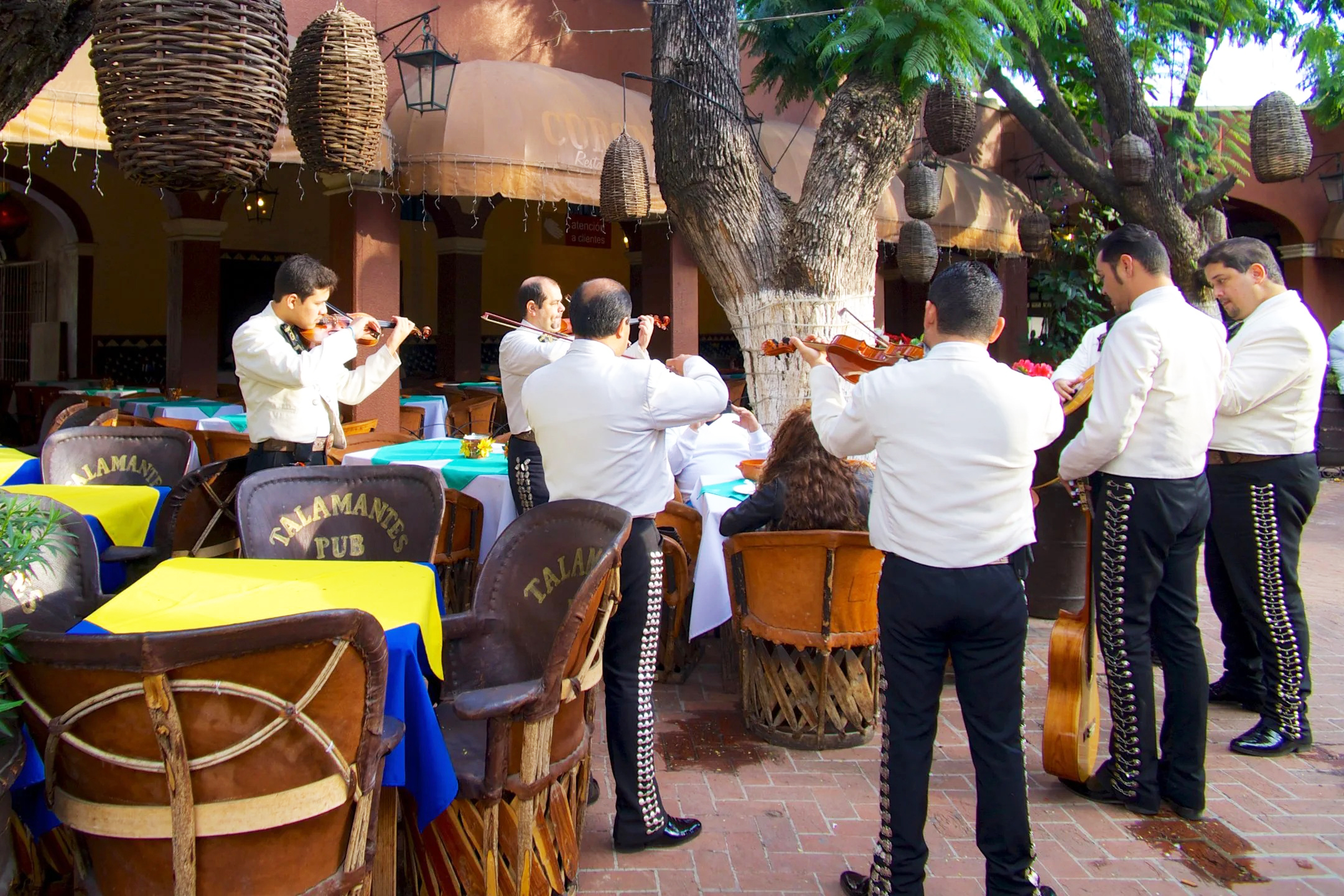 Com custo de vida razoavelmente coerente à vista das demais grandes cidades daquele país, Guadalajara conquista seus moradores com uma vida social vibrante, repleta de restaurantes, bares e mercados locais que tornam o dia a dia ainda mais especial.