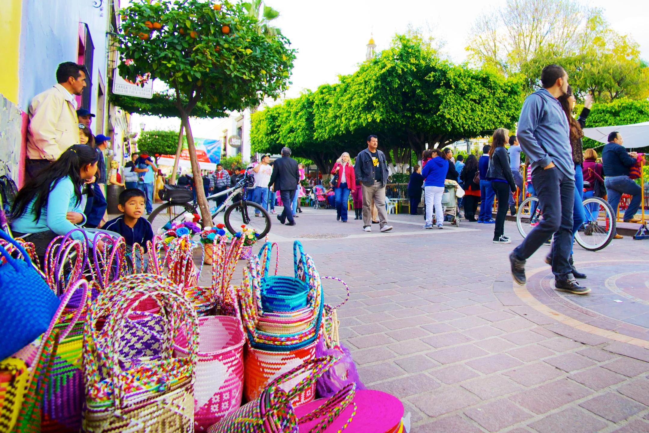 Guadalajara atrai milhares de novos moradores todos os anos, com cerca de 40 a 50 mil pessoas se estabelecendo na cidade.
Esse crescimento é impulsionado pelas oportunidades nas áreas de tecnologia, educação e serviços.