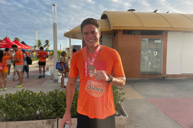 O cantor Marcos Lessa elogiou a onda saud&aacute;vel que tem tomado a orla de Fortaleza ap&oacute;s o Challenge Run 7k. 