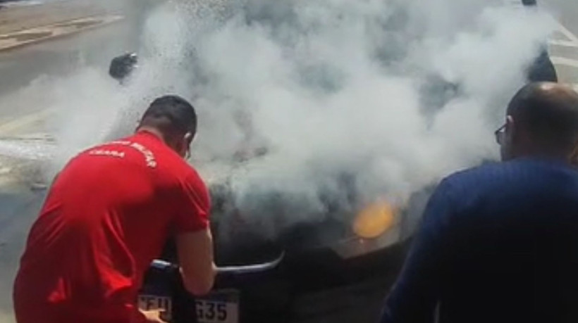Combate às chamas de carro, em Minas Gerais, por agentes do Ceará nessa quinta-feira, 28