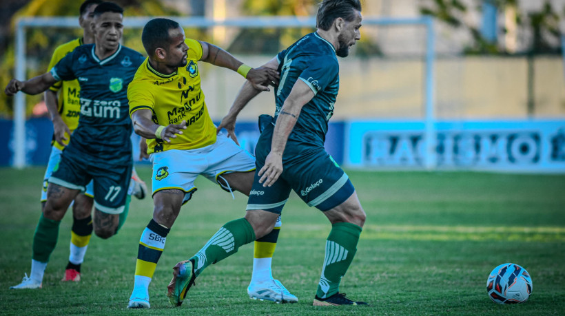 Imagens do duelo entre Floresta e São Bernardo, válido pela última rodada da Série C de 2025, em confronto realizado no estádio Domingão, em Horizonte (CE)