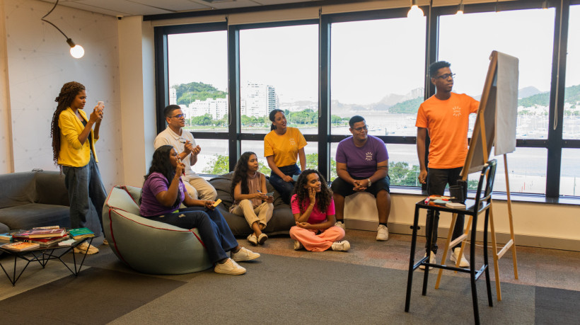 Ao longo da capacitação, os jovens terão acesso a conteúdos como planejamento de carreira e educação financeira