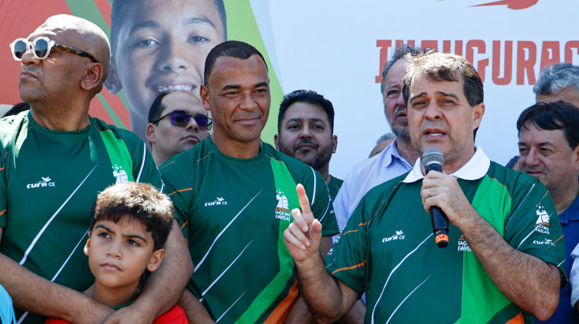 FORTALEZA, CEARÁ,  BRASIL- 30.08.2025: Léo Couto - Presidente da Câmara de Fortaleza, Preto Zeze - Presidente da CUFA, Jogador Cafu, Evandro Leitão - Prefeito de Fortaleza,  Rogério Nogueira Pinheiro.-Secretário do Esporte.. Neste sábado (30) acontece a inauguração da Areninha do Passaré, com a presença do prefeito de Fortaleza, Evandro Leitão, durante a final da Taça das Favelas, realizada pela Central Única das Favelas (Cufa). (Daniel Galber/Especial para O POVO)