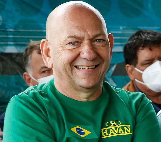 Você pode trabalhar na TV estatal cubana Cubavisión, lugar ótimo para quem pensa como você, disse Hang após ser acusado por Sheherazade de fazer chantagem para que ela fosse demitida.