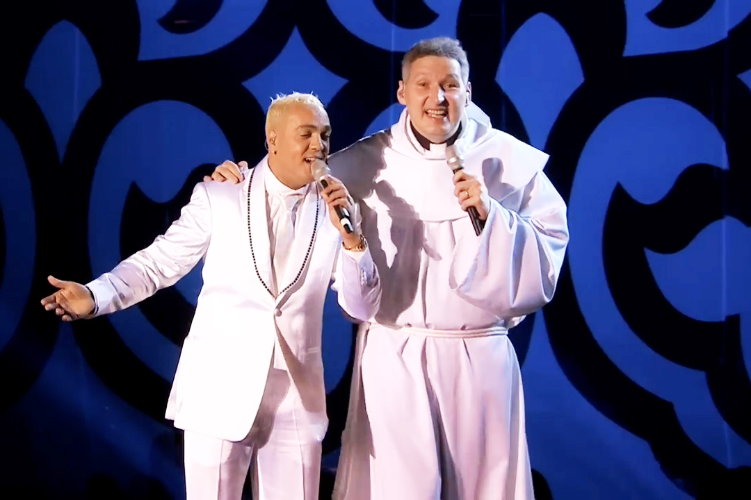 Por outro lado, Marcelo Rossi nunca se afastou do diálogo com a cultura popular. Cantou com artistas como Belo, Simone Mendes e Gusttavo Lima. Suas parcerias mostram que a fé pode se comunicar sem perder sua essência. Ele acredita que evangelizar é também construir pontes — e a música é uma das mais poderosas.