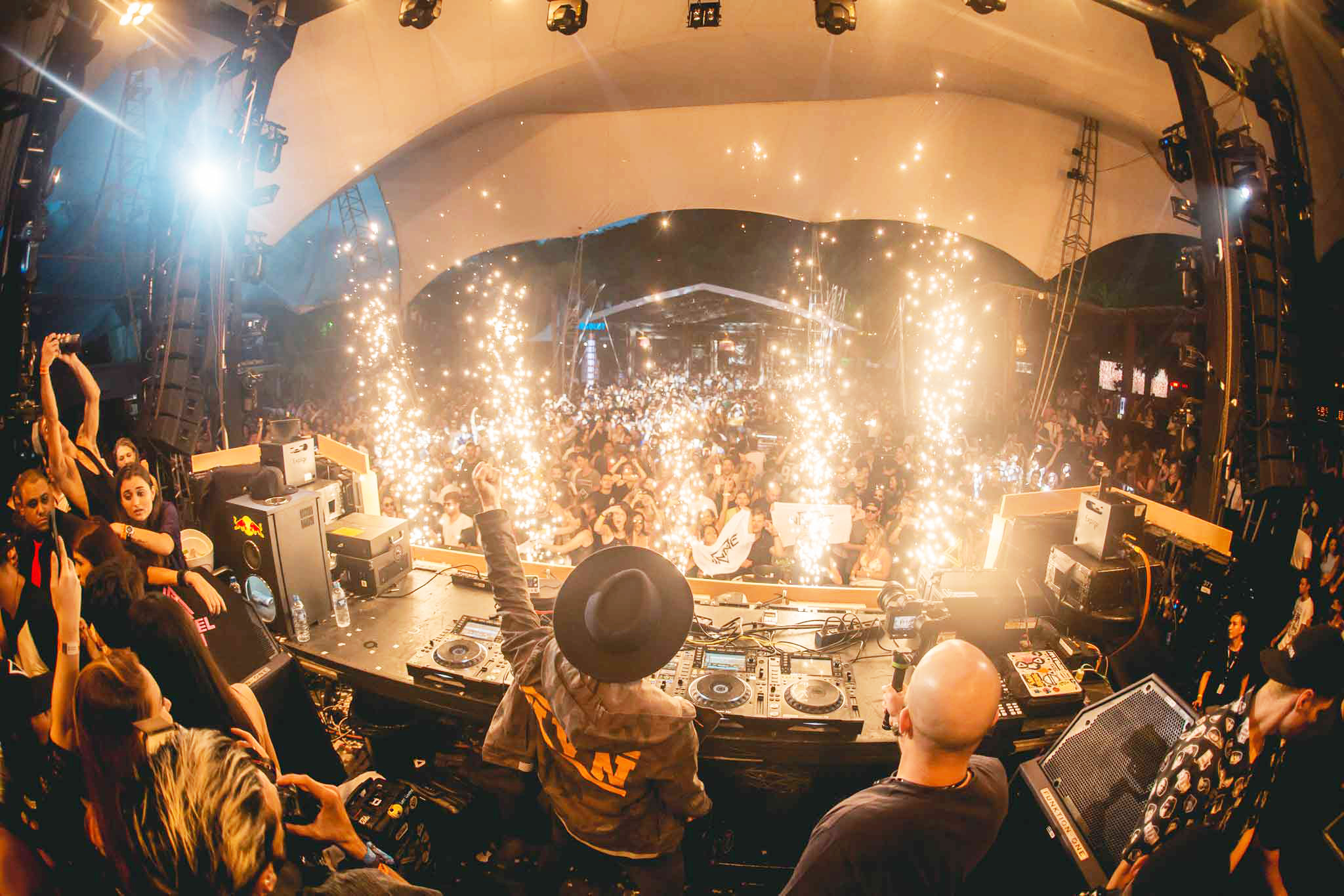 Com praias urbanas, vida noturna vibrante e infraestrutura de alto padrão, o turismo é a alma de Balneário. A cidade é 100% urbana, sem área rural, e atrai visitantes do mundo todo. Manter esse padrão, portanto, exige planejamento e ação constante.