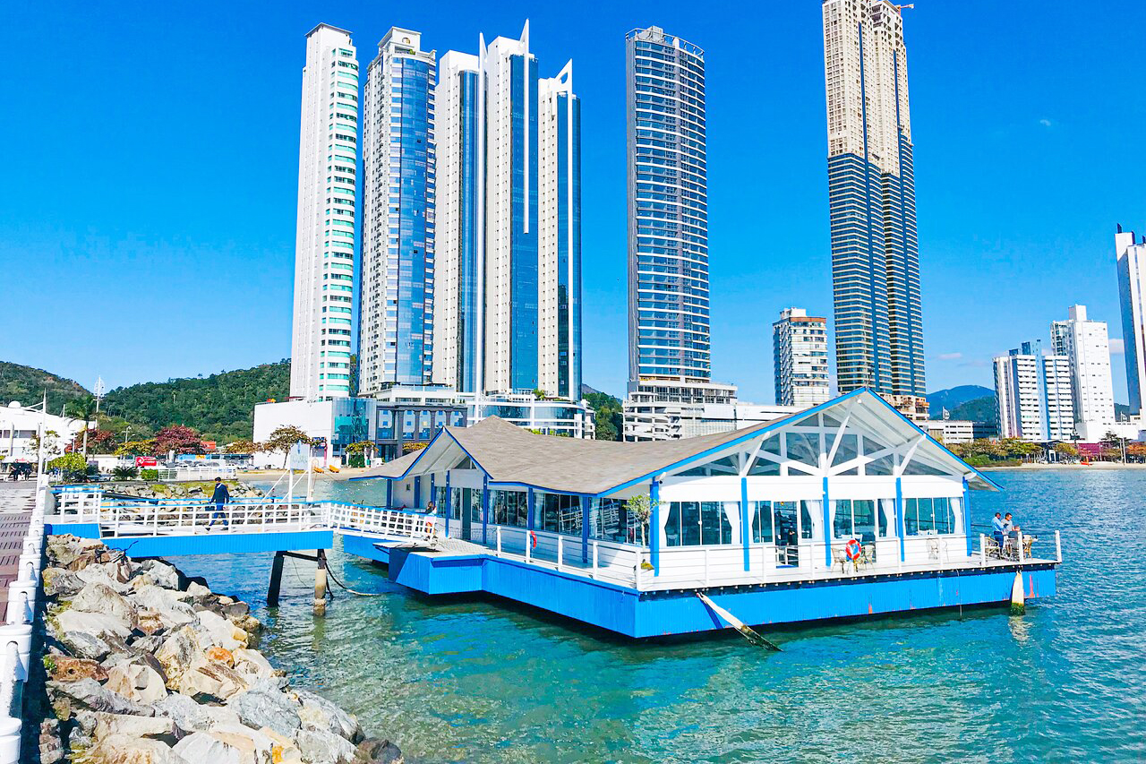 Passeios temáticos, bares flutuantes e festas à beira-mar fazem da cidade um destino que nunca dorme. Balneário é referência em entretenimento para todas as idades.