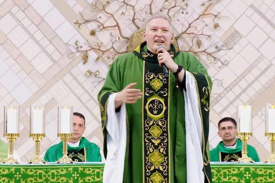 Em fevereiro de 2024, Padre Marcelo voltou à Cachoeira Paulista (SP), onde foi empurrado do altar durante uma missa em 2019. Em uma celebração na comunidade Canção Nova, emocionou os fiéis ao dizer que não fala mais do “empurrão”, mas sim do “levantar”. Segundo ele, o episódio foi transformado em símbolo de superação espiritual e física.