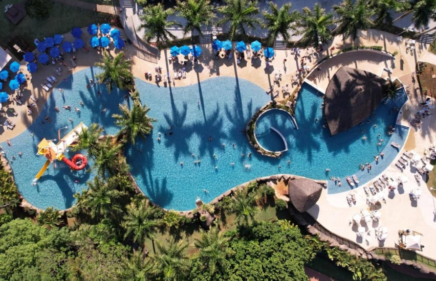 Situado a apenas 12 km das Cataratas do Iguaçu, o Mabu Thermas Grand Resort, por exemplo, foi construído sobre o Aquífero Guarani, apontado como a maior reserva termal subterrânea de águas do mundo. Assim, o complexo de piscinas mantém temperaturas constantes de 36º C em qualquer época do ano.