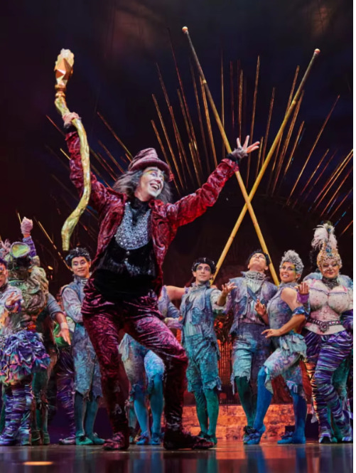 A nova montagem mantém o universo barroco, os figurinos deslumbrantes, as acrobacias impressionantes e a trilha sonora indicada ao Grammy. Ao mesmo tempo, traz uma narrativa atualizada e números inéditos, oferecendo uma experiência renovada e surpreendente ao público.
