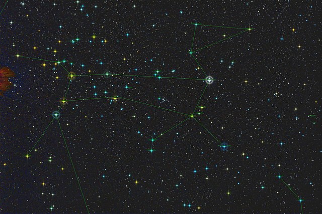 Cão Maior: Conhecida por abrigar Sirius, a estrela mais brilhante do céu noturno. Situada a cerca de 8,6 anos-luz da Terra, é uma estrela binária composta por Sirius A e a anã branca Sirius B.

 