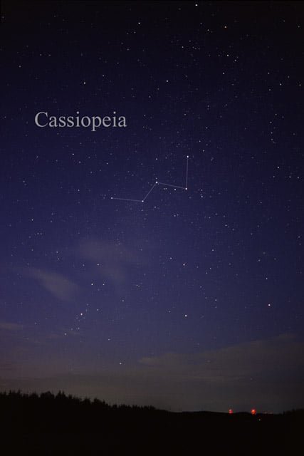 Cassiopeia: Reconhecível por seu formato de W ou M, dependendo da posição no céu. Localizada no hemisfério norte, é associada à rainha mitológica Cassiopeia.
