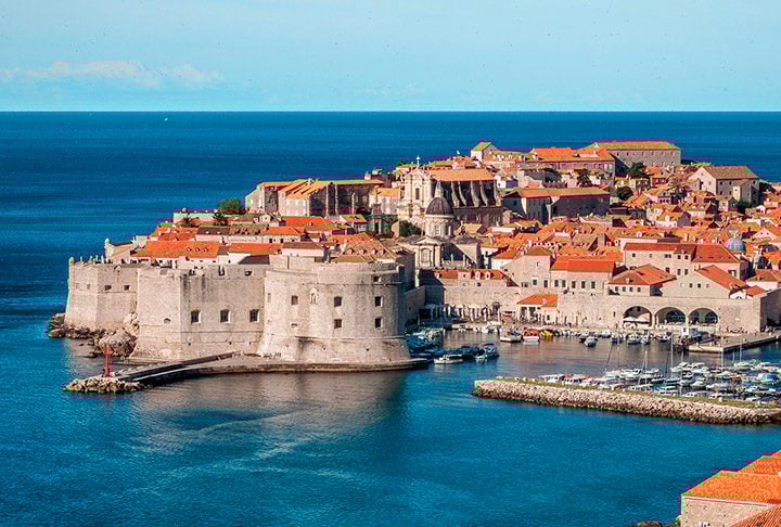 A cidade também tem fortalezas e muros de pedra do século 16 em sua Cidade Antiga. 
