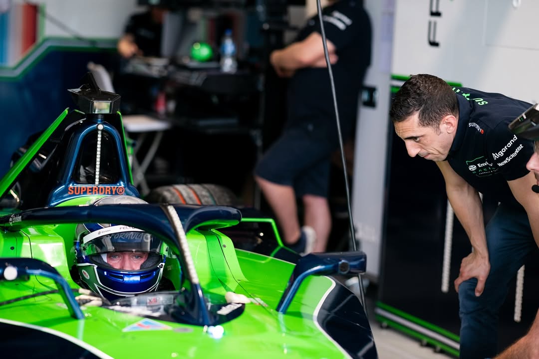 “Sonho de infância realizado. Quando aprendi a dirigir um carro, foi a experiência mais libertadora que já tive. Melhor do que um cabo de vassoura. Nada se compara à empolgação que tenho em poder me sentar no banco do veículo mais emocionante sobre quatro rodas do planeta”, ”, escreveu o ator em suas redes sociais.
