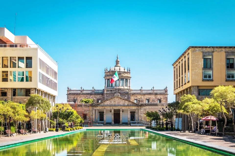 De clima subtropical de altitude, Guadalajara tem verões agradáveis e chuvosos entre 25 graus e 30 graus, assim como invernos secos e suaves, com temperaturas médias entre 15 graus e 20 graus.