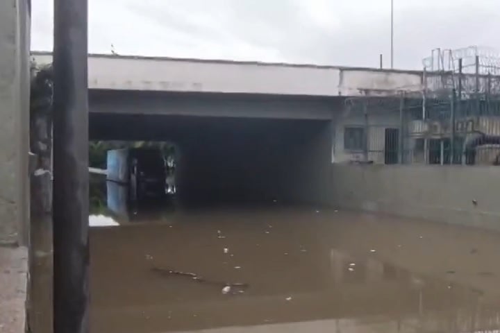 Em Salto, o Rio Tietê ficou com um volume cinco vezes maior que o normal por causa das chuvas. A água também invadiu casas e praças.