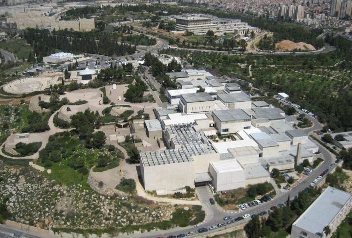 Além de seu valor religioso, Jerusalém possui um imenso patrimônio arqueológico e cultural. O Museu de Israel, por exemplo, hospeda o famoso Santuário do Livro (com os Manuscritos do Mar Morto), oferecem uma visão profunda da história milenar da região.