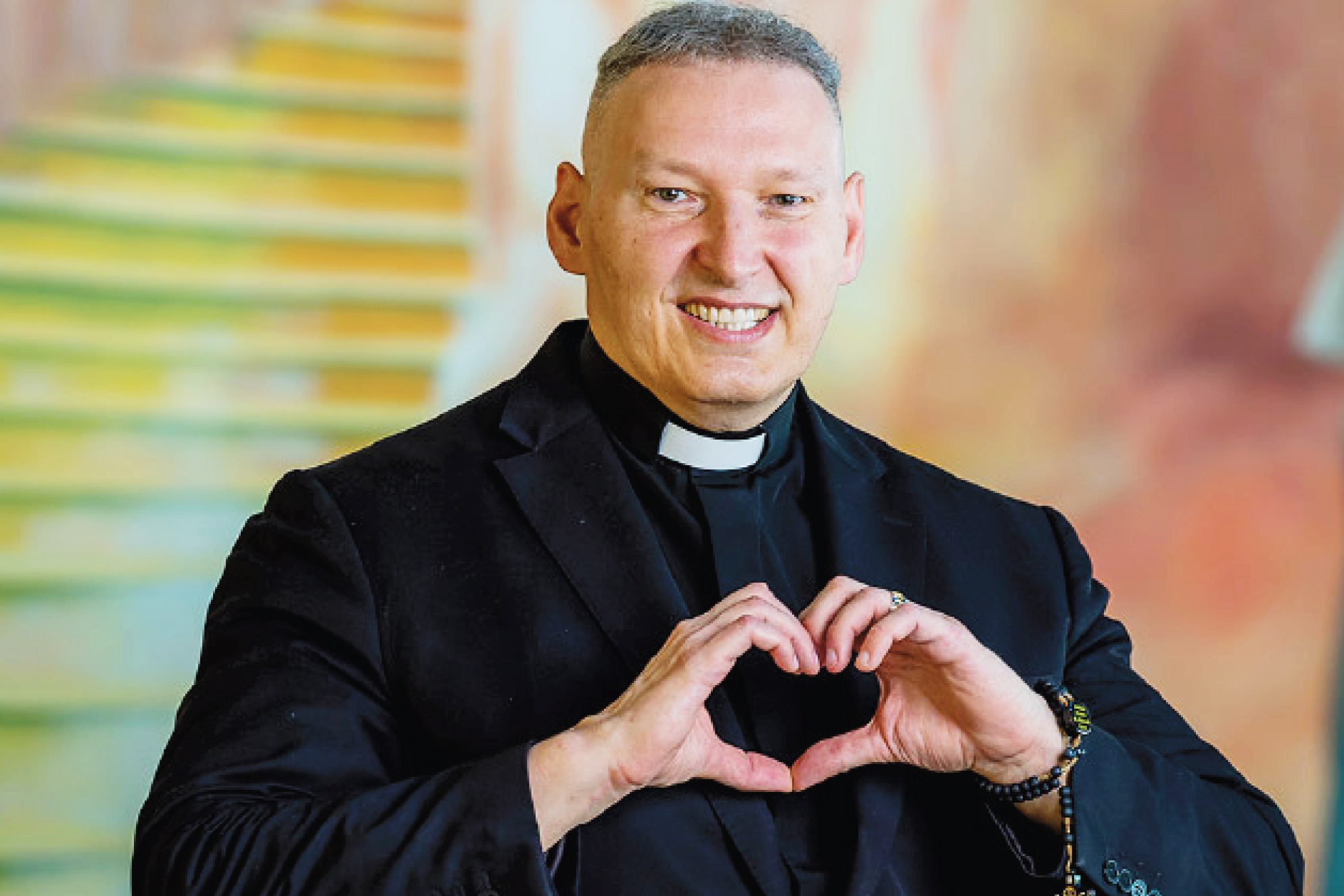 Entre frases que tocam o coração, estão: A diferença faz você ser doce. A dor ser humilde. A luta ser forte. Mas somente Deus faz você prosseguir’.  Essa é apenas uma das frases que marcaram sua trajetória. Padre Marcelo tem o dom de transformar palavras em bálsamos. Seus ensinamentos são simples, mas profundos — e continuam inspirando gerações.
