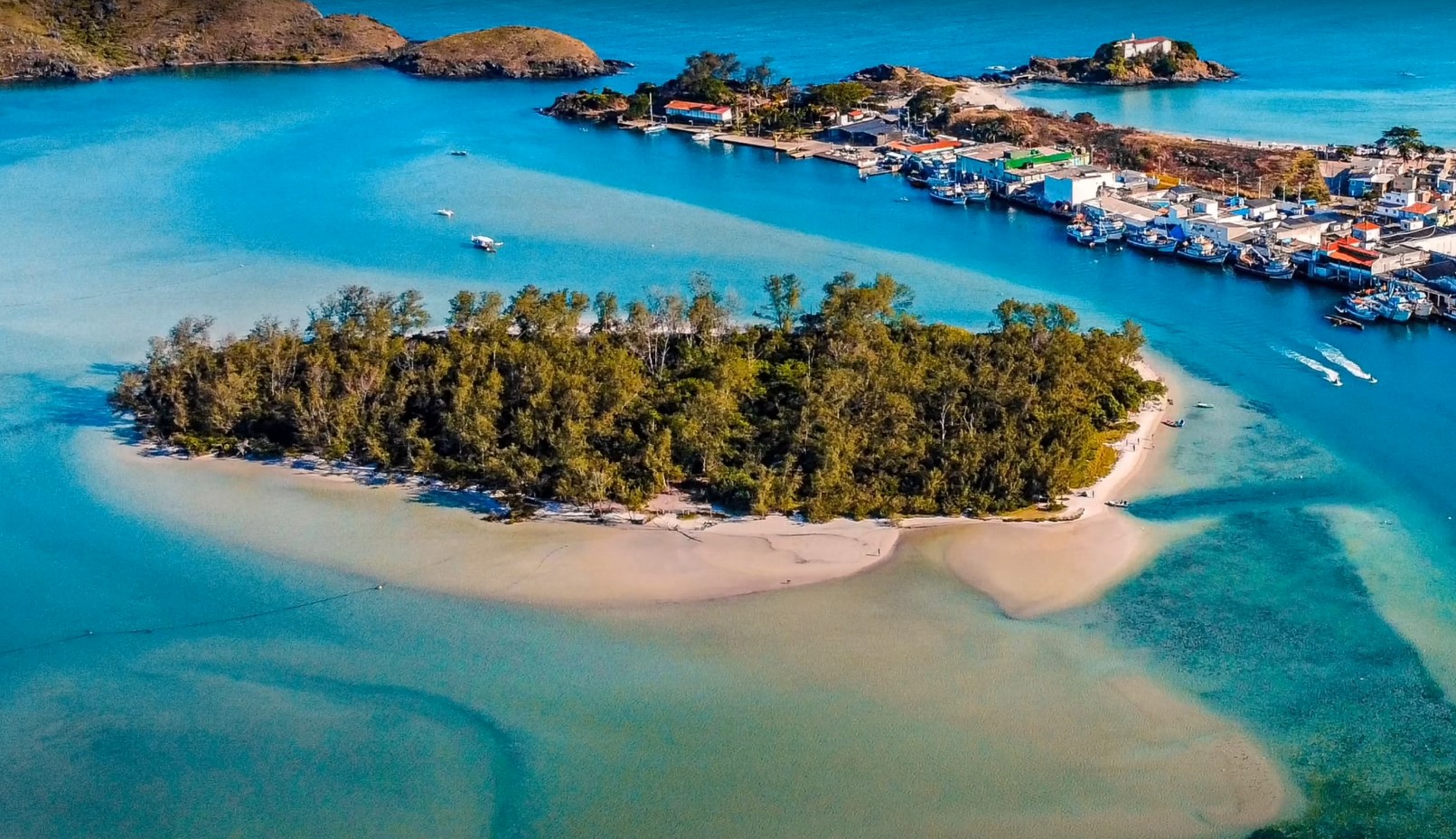 Praia da Ilha do Japonês (RJ): Em Cabo Frio, essa praia tem águas extremamente calmas, parecendo uma lagoa, sendo ótima para famílias com crianças.