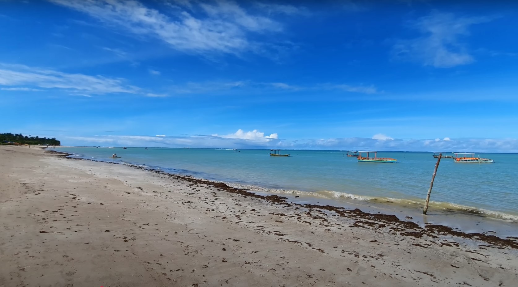 Praia de Antunes (AL): Próxima a Maragogi, tem um mar azul-turquesa raso e sereno, proporcionando um ambiente perfeito para banhistas inseguros.

