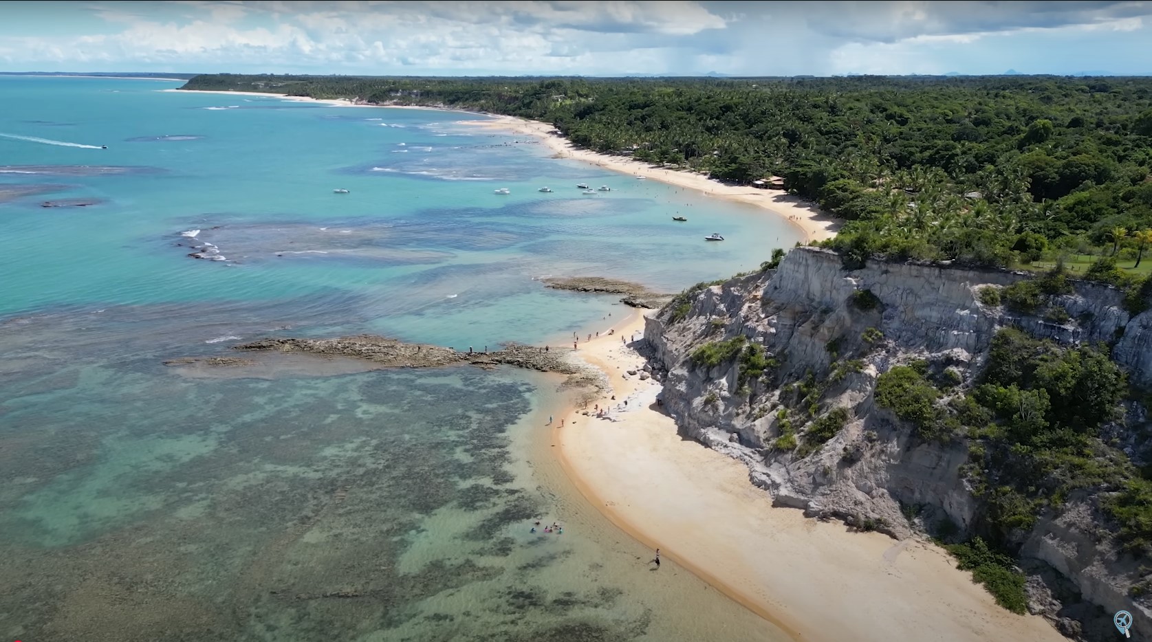 Praia do Espelho (BA): Localizada em Trancoso, tem mar calmo, águas cristalinas e piscinas naturais na maré baixa, sendo perfeita para famílias e casais.