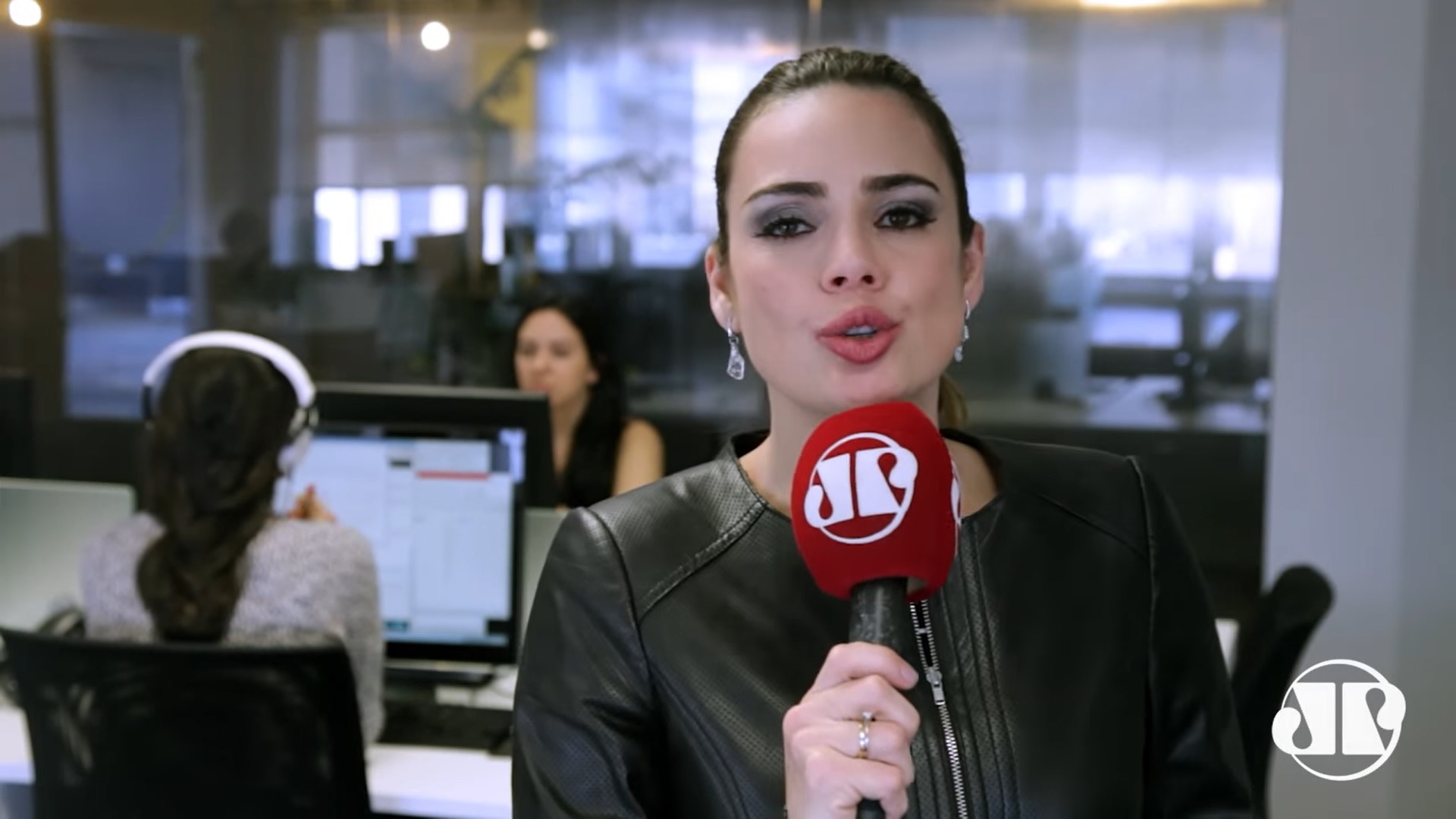 Outra polêmica em que ela se envolveu foi com o empresário Luciano Hang, dono das lojas Havan e abertamente bolsonarista. Pelo Twitter, Hang, pediu a Silvio Santos que demitisse Sheherazade após outros jornalistas serem dispensados e disse que o jornalismo estava contaminado com ideologias comunistas.