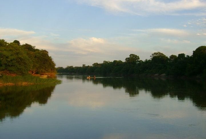 Ao longo de sua travessia, ele se alimenta de 168 afluentes, como o Paracatu, o Corrente, o Paraopeba e o Urucuia (foto).