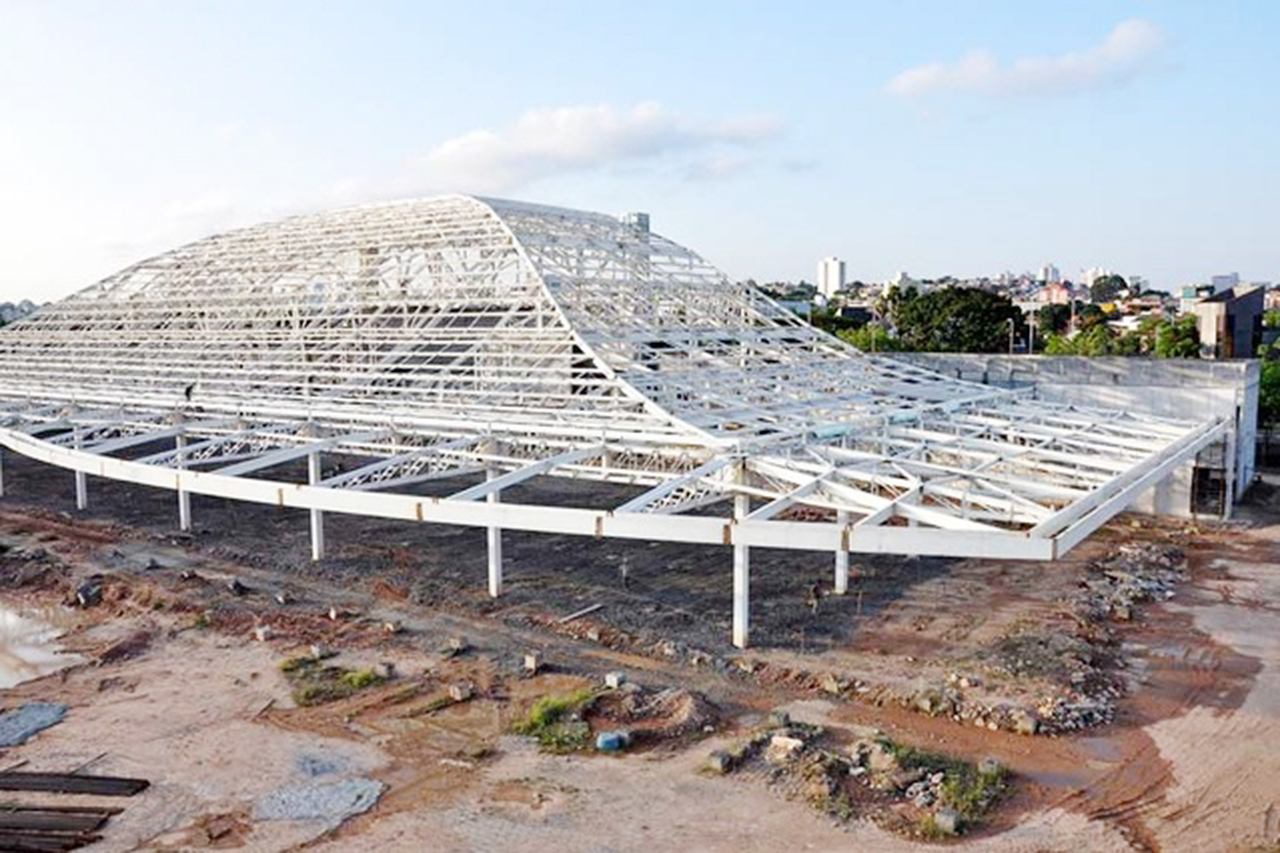 A construção começou em 2006 e foi marcada por momentos simbólicos, como quando o próprio Padre Marcelo operou um trator para iniciar as obras — com direito a risos e uma pequena confusão com os controles, segundo ele mesmo contou com bom humor.