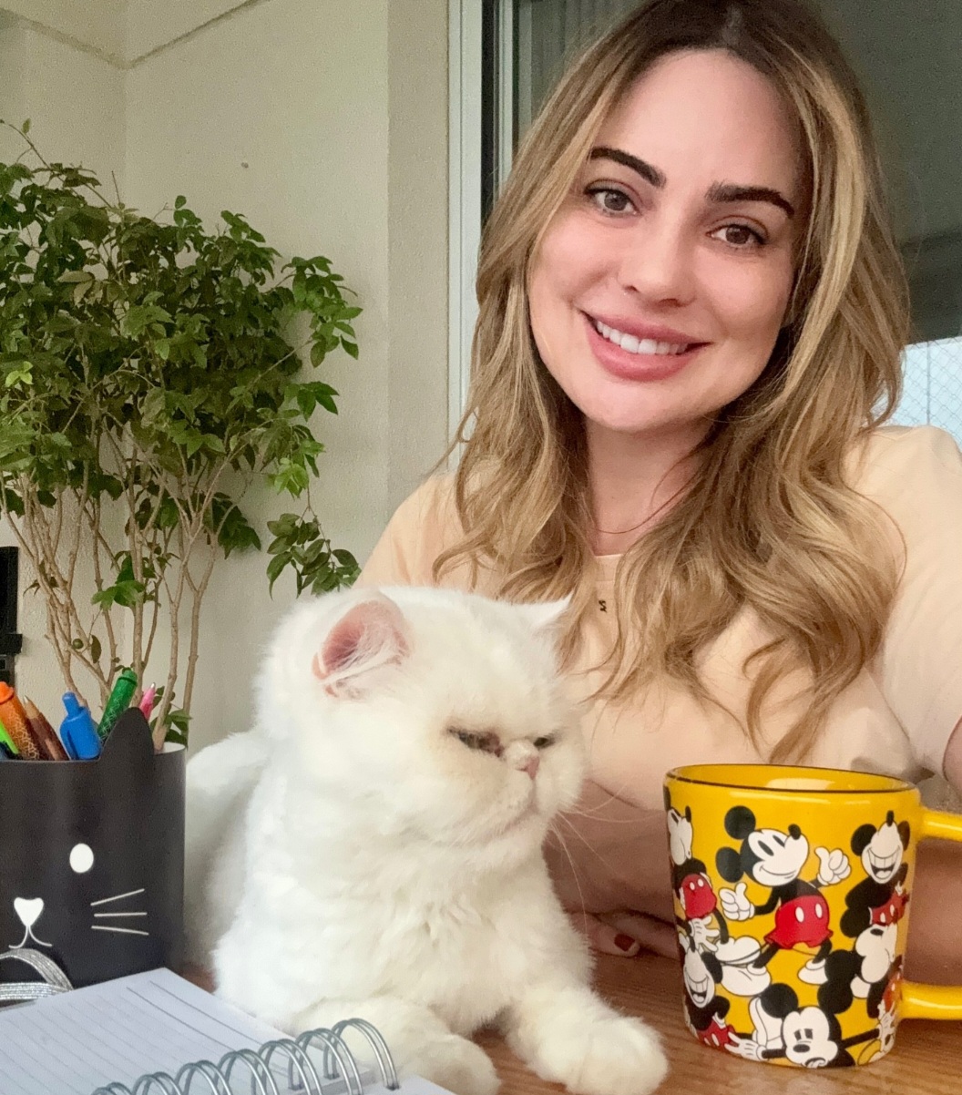 “Quando o SBT me proibiu de emitir opiniões, o Silvio Santos sugeriu que eu comprasse um canal e desse opiniões nele. Foi o que eu fiz. Gosto de repercutir os fatos, me aprofundar um pouco mais e fazer análises sobre o que acontece no Brasil e no mundo, declarou a apresentadora, seis anos após a bronca.