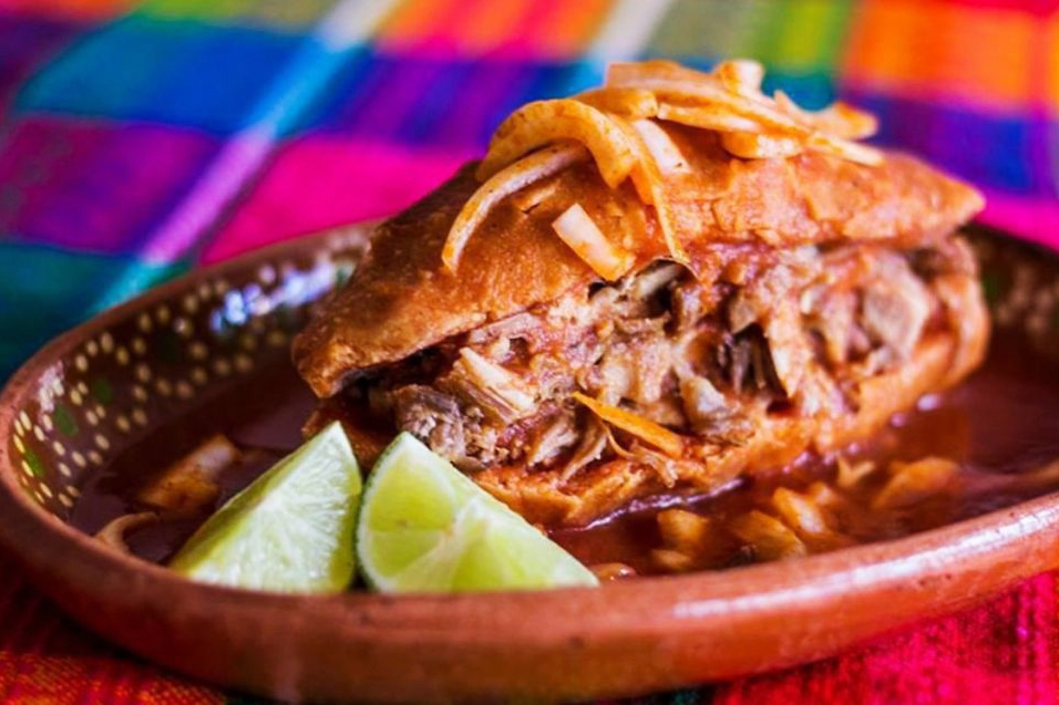 A cidade recebe cerca de 2 a 3 milhões de turistas por ano, atraídos por seus festivais culturais, gastronomia marcante (pra não dizer exuberante!) e patrimônio histórico.

