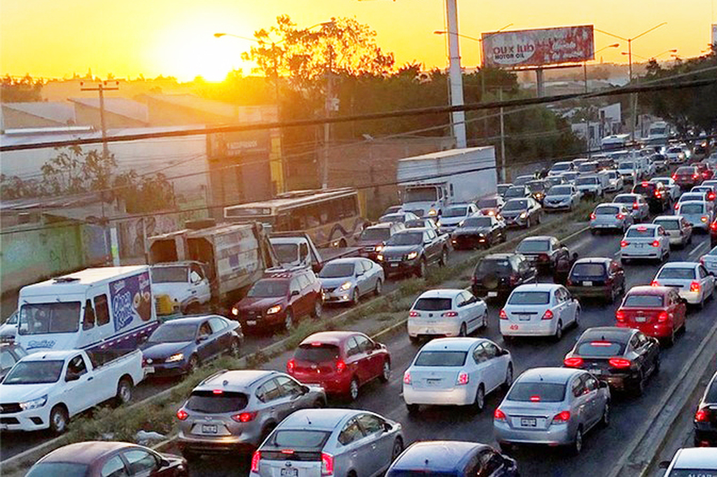Em meio ao crescimento, a cidade se depara com desafios urbanos, tais como trânsito intenso nos horários de pico e questões de segurança em áreas periféricas. A expansão acelerada exige investimentos contínuos em infraestrutura, saneamento e moradia acessível.