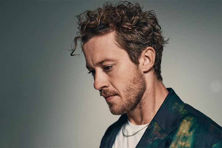 O ator britânico Joseph Quinn é Johnny Storm/Tocha Humana.  Conhecido pela série Stranger Things, no papel de Eddie Munson, ele também participou de Game of Thrones, como um soldado dos Stark. E está em franca ascensão. Atuou em Gladiador 2 e Um Lugar Silencioso Dia 1 .