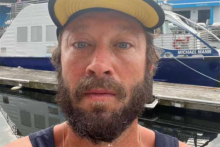 O americano Ebon Moss-Bachrach é Ben Grimm/O Coisa. Ele ganhou projeção nas séries Marvel's The Punisher, da Netflix, The Last Ship e The Bear, pelo qual venceu um Critics’ Choice e um Emmy de Melhor Ator Coadjuvante.