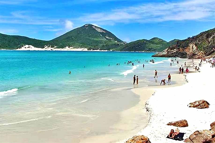 A areia branca e fina, a vegetação preservada e a Gruta do Amor — perfeita para fotos românticas — completam o cenário paradisíaco. Apesar de serem bastante visitadas, basta caminhar um pouco para encontrar trechos quase desertos. A temperatura da água é agradável o ano inteiro.