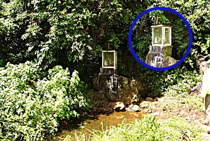 Nesse trajeto por baixo do solo, a água passa por várias rochas cheias de substâncias minerais. Entre eles, estão o Carbonato e o Sulfato de Cálcio, que se diluem na água enriquecendo-a e fazendo com que adquira propriedades medicinais valiosas. 