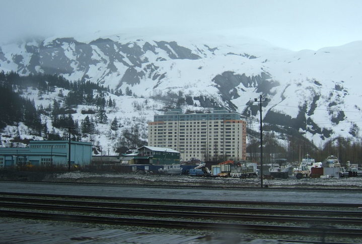 Construído originalmente pelo Exército dos EUA em 1957, o prédio foi adaptado para uso residencial após o fechamento da base militar.