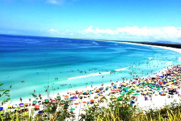 É a praia mais urbana de Arraial, ideal para quem busca facilidade de acesso, bares e quiosques. Apesar do mar gelado, é muito procurada para banho e surfe. Democrática, recebe desde famílias até grupos de amigos e surfistas, oferecendo um visual impressionante em qualquer estação.