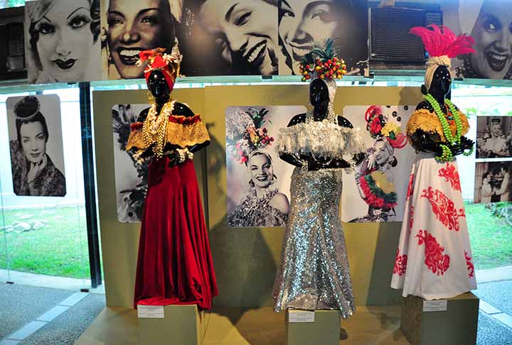 O museu tem figurinos que marcaram a trajetória de Carmen, normalmente com turbantes e sandálias ou sapato plataforma.  