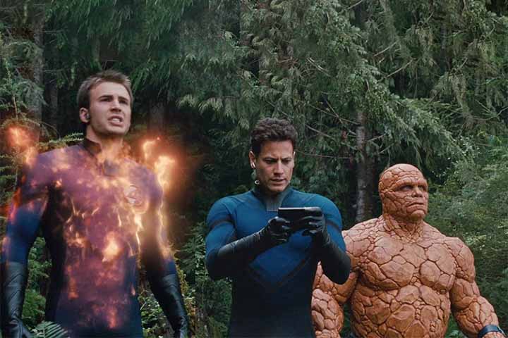 O quarteto é exposto a uma tempestade cósmica misteriosa que concede superpoderes a todos. Assim, os quatro tentam lidar com suas transformações, enquanto Von Doom jura vingança.