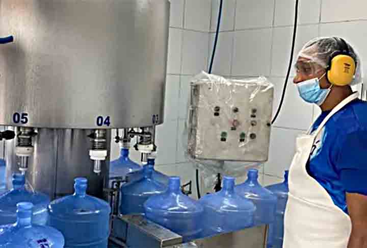 A água mineral trata-se do líquido extraído diretamente de fontes naturais, mantendo sua pureza e composição original até chegar ao consumidor final. Diferencia-se da água tratada ou adicionada de sais por não passar por manipulações químicas.