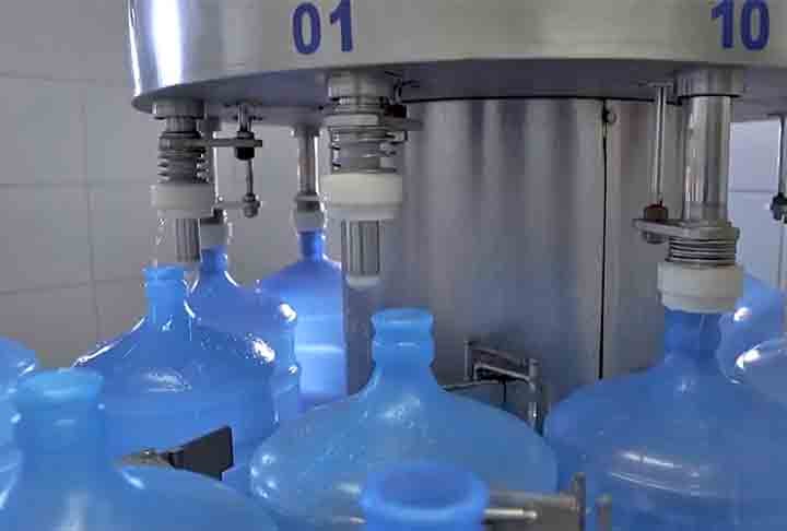 A ingestão diária potencializa a defesa do organismo. Afinal, os sais presentes realizaram a manutenção do sistema imunológico por meio do sistema linfático, glândulas que auxiliam no combate de infecções. O lítio exerce função crucial na manutenção da saúde neurológica, controlando o distúrbio bipolar - alterações periódicas de humor.