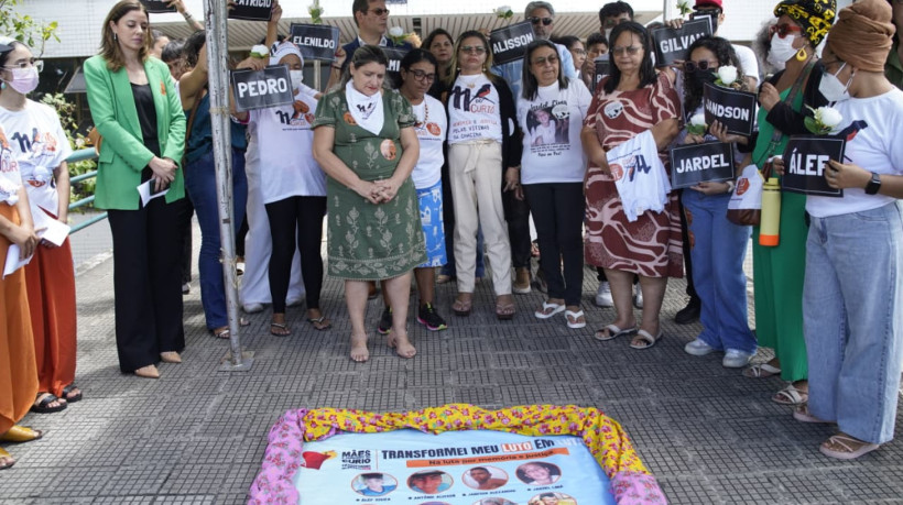 Familiares de vítimas da Chacina do Curió realizam vigília durante o julgamento - que acontece no Fórum Clóvis Beviláqua, em Fortaleza