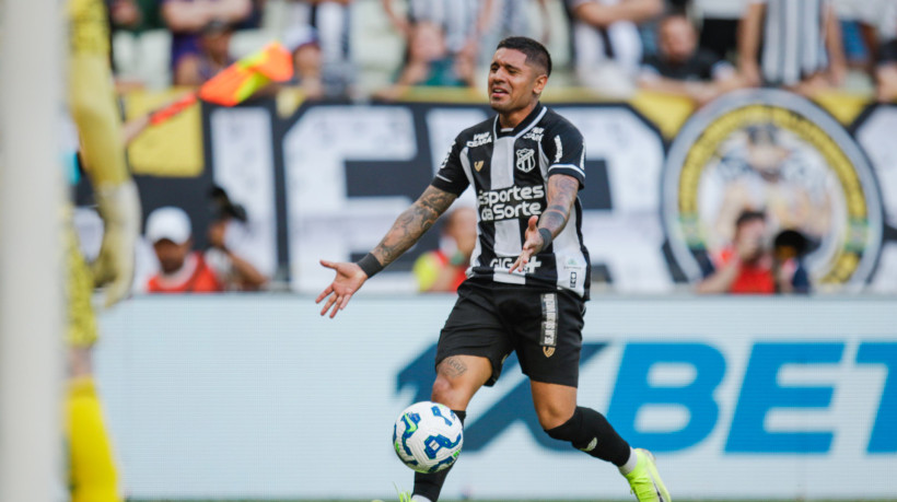 Galeano, atacante do Cear&aacute;, em jogo contra o Juventude