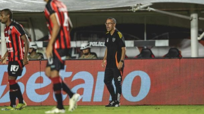 Lucas Gonçalves justifica o fracasso do ataque na derrota para o Vitória e aponta o lado psicológico como principal problema do time