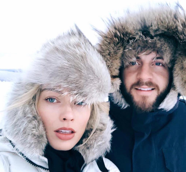 O bebê é filho de Margot com o produtor e assistente de direção Tom Ackerley. O casal está junto desde 2016, mas a criança nasceu em outubro de 2024, após 8 anos de união da atriz com o marido. Eles são discretos em relação à vida familiar. 