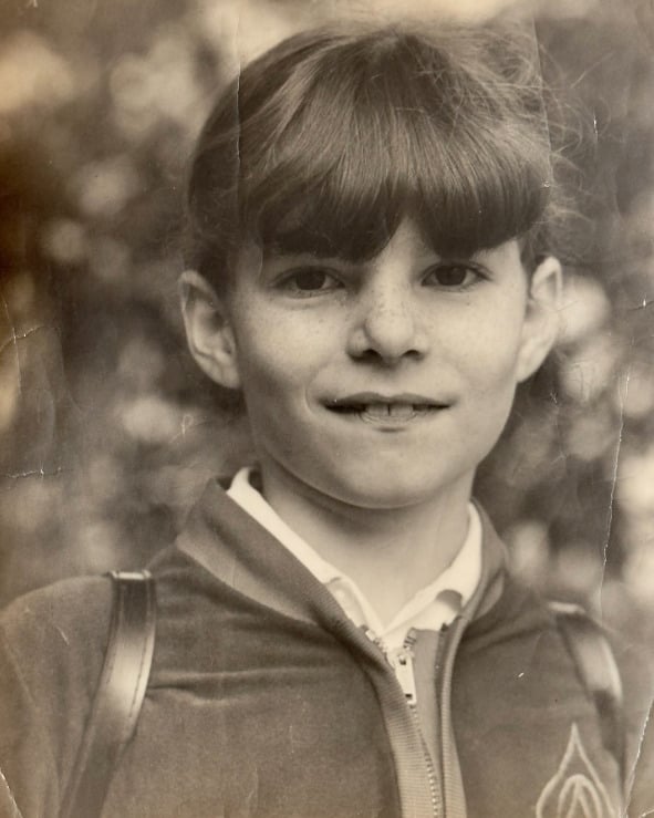 Seu interesse pelas artes cênicas começou ao acompanhar o pai em ensaios teatrais quando criança. Na adolescência, estudou no Teatro Ipanema e, aos 17 anos, escolheu seguir a carreira artística, apesar de ter sido aprovada em História e Comunicação.
