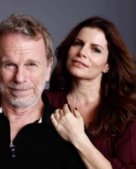 Debora nasceu no dia 29 de maio de 1963 em Belo Horizonte. É filha do ator Jonas Bloch  e de Rebeca Bloch. Pertence à mesma família de Adolpho Bloch, fundador da Rede Manchete. Seu bisavô é irmão de Joseph Bloch, pai de Adolpho. 
