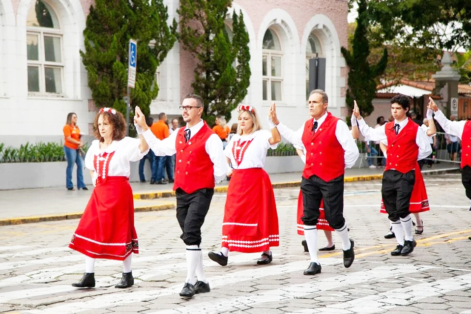 A colônia suíça é uma das marcas mais fortes da identidade cultural da cidade. Essa herança está presente na arquitetura de casas e prédios, nas festas típicas como a Festa da Colônia e o Festival de Chocolate, e até na gastronomia local. 
